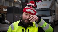 Jouluhattuun pukeutunut Mikko Kautto pyyhkii silmäänsä.