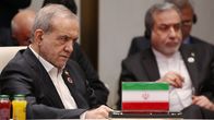 Iranin presidentti Masoud Pezeshkian istuu kokouspöydässä.