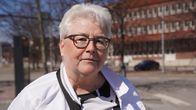 Anne Viita, Vuokralaiset r.y. toiminnanjohtaja seisoo Katajanokalla Viking Linen terminaalin edustalla kameraan katsoen.