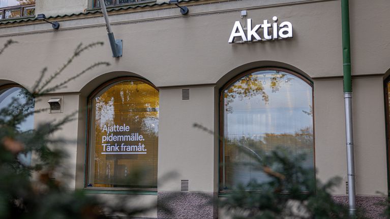 Aktia-pankin valotaulu ja rakennuksen julkisivu.