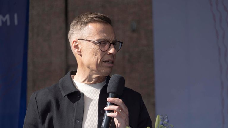 Presidentti Alexander Stubb puhuu mikrofoniin.