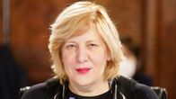 Dunja Mijatović ser rakt in i kameran.