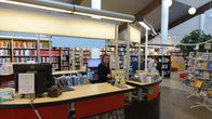 Kundbetjäningen vid Nickby bibliotek.