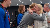 SUL:n puheenjohtaja Riikka Pakarinen halaa Saga Vannista.