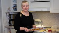 Kuvassa Pirjo Valikainen pitää kädessään astiaa, jossa on kuivattuja kantarelleja.