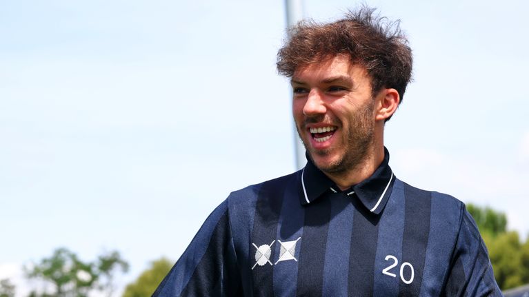 Pierre Gasly hymyilymässä.