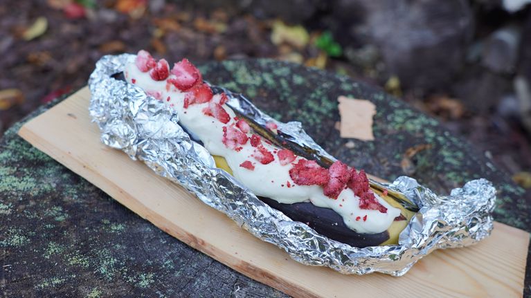 Den godaste utomhusmaten är en ”scoutbanan” med extra allt | Strömsö ...