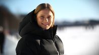 Innebandyspelaren Veera Kauppi ler in i kameran i vintrigt landskap.
