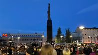 Jyväskylän torilla väkeä sankoin joukoin juhlimassa jääkiekon maailmanmestaruutta.