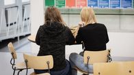 Hedie ja melina tutkivat koulussa kännykkäviestejä 16.9.2019.