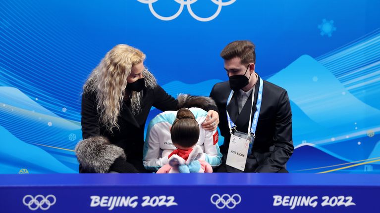 Valmentaja Eteri Tutberidze (vas.) ja koreografi Daniil Gleihengauz lohduttivat itkevää Kamila Valijevaa pieleen menneen vapaaohjelman jälkeen Pekingin olympialaisissa 2022. 