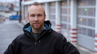 Kaupunginvaltuutettu Tero Juuti seisoo Savonlinnan paloaseman edustalla.