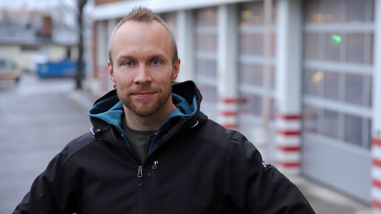 Kaupunginvaltuutettu Tero Juuti seisoo Savonlinnan paloaseman edustalla.