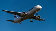 Finnairin A320-kone laskeutumassa.