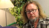 Pedro Viljanen istuu huonekasvin edessä
