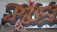 Jari Järvelä Rust-graffitin edessä