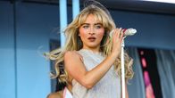 Sabrina Carpenter esiintyy lavalla.