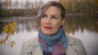 Laulaja Jonna Christensen joen rannalla
