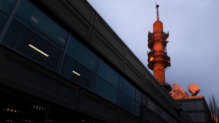 Yleisradion tv-torni auringonlaskun aikaan.