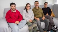Spansk familj sitter på en soffa.