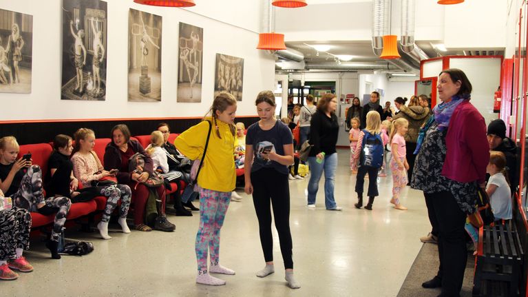 Sirkusta harrastavat odottavat Sorin Sirkuksen aulassa vanhempiensa kanssa