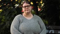 Ida Keränen poseeraa puistonpenkillä.