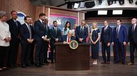 Presidentti Donald Trump allekirjoittaa toimeenpanomääräyksen Eisenhowerin toimistorakennuksessa 5. elokuuta 2025 Washington DC:ssä.