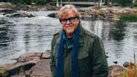 Mikko Alatalo maihari päällä lapsuuden maisemissa Kiiminkijoella Koitelinkoskella.