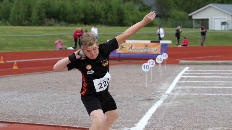 IF Raseborgs Filip Wikholm vann FM-guld i slägga – kastade nytt ...