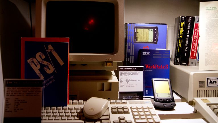 IBM Workpad C3 ja oheistuotteita.