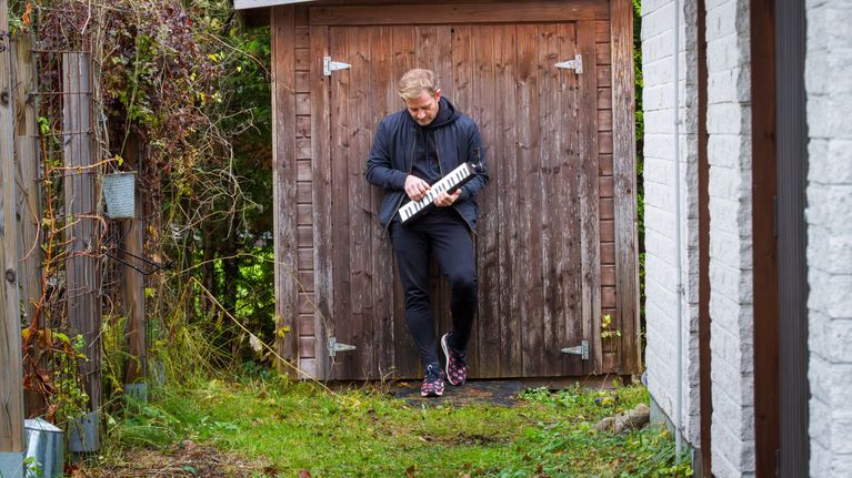 Lenni-Kalle Taipale soittaa melodicaa ulkona.