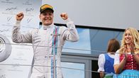 Valtteri Bottas juhlii palkintopallilla.