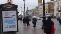 "Vårt land, vår president" står det på den här valreklamen i Sankt Petersburg.