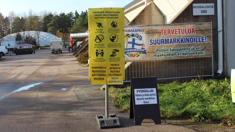 Kylttejä markkinahallin pihalla