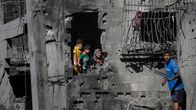 Gazan asukkaita kerrostalon rauniossa.