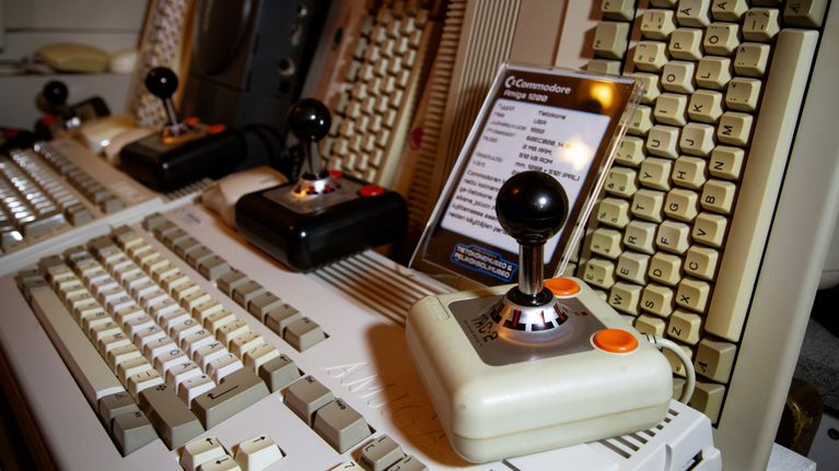 Amiga-tietokoneita ja peliohjaimia.