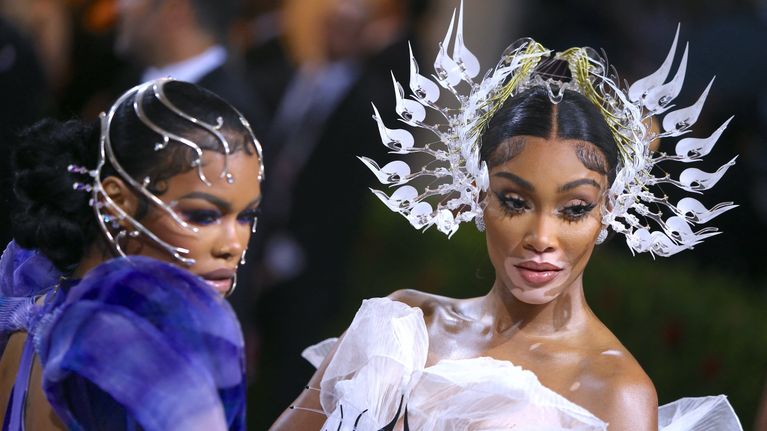 Teyana Taylor ja Winnie Harlow erikoisissa päähineissään.