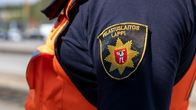 Lapin pelastuslaitoksen logo haalaripukuisen palomestarin hihassa.