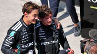 Mercedes-tallin iloinen kaksikko George Russell ja Kimi Antonelli Knaadan GP:n juhlahumussa 15.6. 2025. 