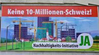 En skylt där det står, inga tio miljoner i Schweiz. Skylten är en reklam för att rösta ja i en omröstning om att begränsa antalet invånare i landet.