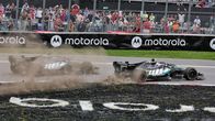 Mercedes förare kör tufft mot varandra.