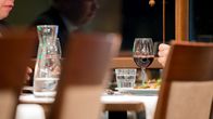 Kaksi anonyymia pukumiestä ilalla syömässä, Ravintola Loiste, 17.10.2016.