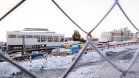 Jyväskylän kaupunginteatteri. Taustalla Jyväskylän kaupungintalo ja edustalla parkkihallin ja huoltotunnelin rakennusta.