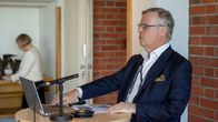 Kelan pääjohtaja Lasse Lehtonen puhumassa median edustajille.