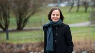 Kirjailija Anja Portin syksyisessä puistossa