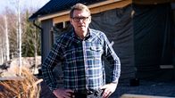 Matti Vanhanen uuden kotinsa rakennustyömaalla.