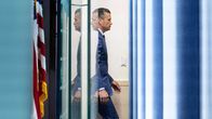Pete Hegseth kävelee käytävällä.