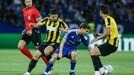 Sinisessa asussa pelaavaa Levskin Serginhoa varjostavat AEK:n Razvan Marin ja Kaan Kairinen (oik.)       . 
