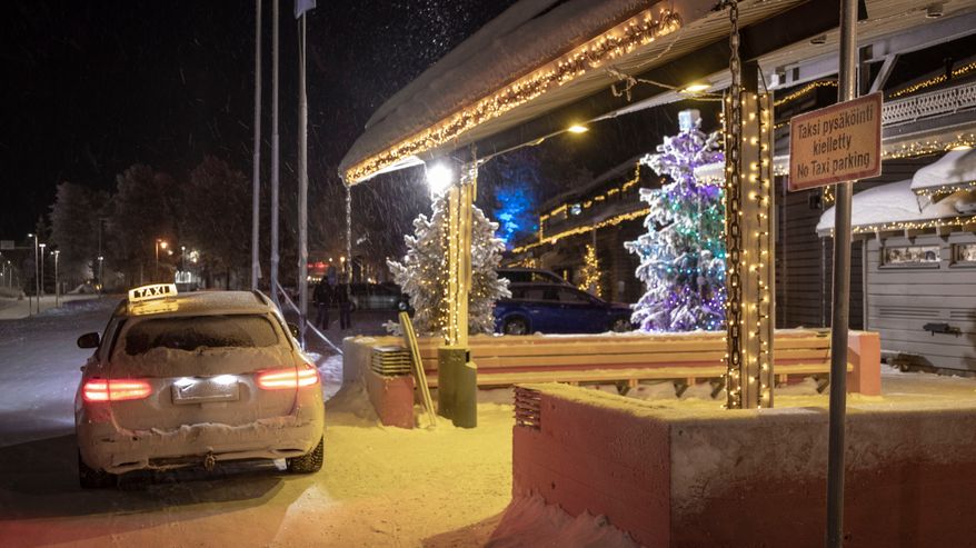 Taksi pysäköinyt kieltokyltin eteen.