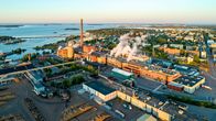 Droonikuva Kotkamillsin paperitehtaan yläpuolelta Kotkasta.